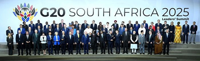Potret Gibran di Antara Pemimpin Dunia KTT G20 Johannesburg Italy's Prime Minister Giorgia Meloni Deputy Chief of Staff of Russia's Presidential Executive Office Maxim Oreshkin, Turkey's President Recep Tayyip Erdogan, Japan's Prime Minister Sanae Takaichi, Indonesia's Vice President Gibran Rakabuming Raka, European Commission President Ursula Von der Leyen, European Council President Antonio Costa, China's Premier Li Qiang, Australia's Prime Minister Anthony Albanese, Brazil's President Luiz Inacio Lula da Silva, South Africa's President Cyril Ramaphosa, President of Angola and Chairperson of the African Union Joao Lourenco, Canada's Prime Minister Mark Carney, France's President Emmanuel Macron, German Chancellor Friedrich Merz, India's Prime Minister Narendra Modi, South Korea's President Lee Jae Myung, Britain's Prime Minister Keir Starmer, Saudi Arabia's Foreign Minister Prince Faisal bin Farhan Al Saud and Argentinian Foreign Minister Pablo Quirno and other government officials pose for the “family photo” at the G20 Summit, in Johannesburg, South Africa, November 22, 2025. Leon Neal/Pool via REUTERS