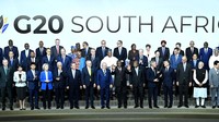 Perdana Menteri Italia Giorgia Meloni, Deputi Kepala Staf Kantor Eksekutif Presiden Rusia Maxim Oreshkin, Presiden Turki Recep Tayyip Erdogan, Perdana Menteri Jepang Sanae Takaichi, Wakil Presiden Indonesia Gibran Rakabuming Raka, Presiden Komisi Eropa Ursula von der Leyen, Presiden Dewan Eropa Antonio Costa, Perdana Menteri China Li Qiang, Perdana Menteri Australia Anthony Albanese, Presiden Brasil Luiz Inacio Lula da Silva, Presiden Afrika Selatan Cyril Ramaphosa, Presiden Angola sekaligus Ketua Uni Afrika Joao Lourenco, Perdana Menteri Kanada Mark Carney, Presiden Prancis Emmanuel Macron, Kanselir Jerman Friedrich Merz, Perdana Menteri India Narendra Modi, Presiden Korea Selatan Lee Jae Myung, Perdana Menteri Inggris Keir Starmer, Menteri Luar Negeri Arab Saudi Pangeran Faisal bin Farhan Al Saud, dan Menteri Luar Negeri Argentina Pablo Quirno berpose bersama dalam foto resmi KTT G20 di Johannesburg, Afrika Selatan, Sabtu (22/11/2025). REUTERS/Leon Neal