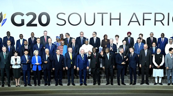 Italys Prime Minister Giorgia Meloni Deputy Chief of Staff of Russias Presidential Executive Office Maxim Oreshkin, Turkeys President Recep Tayyip Erdogan, Japans Prime Minister Sanae Takaichi, Indonesias Vice President Gibran Rakabuming Raka, European Commission President Ursula Von der Leyen, European Council President Antonio Costa, Chinas Premier Li Qiang, Australias Prime Minister Anthony Albanese, Brazils President Luiz Inacio Lula da Silva, South Africas President Cyril Ramaphosa, President of Angola and Chairperson of the African Union Joao Lourenco, Canadas Prime Minister Mark Carney, Frances President Emmanuel Macron, German Chancellor Friedrich Merz, Indias Prime Minister Narendra Modi, South Koreas President Lee Jae Myung, Britains Prime Minister Keir Starmer, Saudi Arabias Foreign Minister Prince Faisal bin Farhan Al Saud and Argentinian Foreign Minister Pablo Quirno and other government officials pose for the “family photo” at the G20 Summit, in Johannesburg, South Africa, November 22, 2025.     Leon Neal/Pool via REUTERS