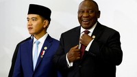 Presiden Afrika Selatan Cyril Ramaphosa dan Wakil Presiden Indonesia Gibran Rakabuming Raka bersiap mengikuti sesi foto keluarga pada hari pembukaan KTT G20 di Nasrec Expo Centre, Johannesburg, Afrika Selatan, Sabtu (22/11/2025). Pertemuan ini menjadi kesempatan memperkuat hubungan bilateral kedua negara. REUTERS/Thomas Mukoya