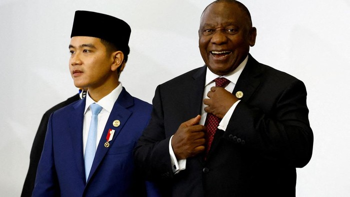 Potret Gibran di Antara Pemimpin Dunia KTT G20 Johannesburg South Africa's President Cyril Ramaphosa and Indonesia's Vice President Gibran Rakabuming Raka prepare for a family photo, on the opening day of the G20 Leaders' Summit at the Nasrec Expo Centre in Johannesburg, South Africa, November 22, 2025. REUTERS/Thomas Mukoya/Pool TPX IMAGES OF THE DAY