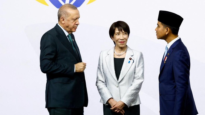 Potret Gibran di Antara Pemimpin Dunia KTT G20 Johannesburg Turkey's President Tayyip Erdogan, Japan's Prime Minister Sanae Takaichi and Indonesia's Vice President Gibran Rakabuming Raka stand together, as they attend a family photo event, on the opening day of the G20 Leaders' Summit at the Nasrec Expo Centre in Johannesburg, South Africa, November 22, 2025. REUTERS/Thomas Mukoya/Pool
