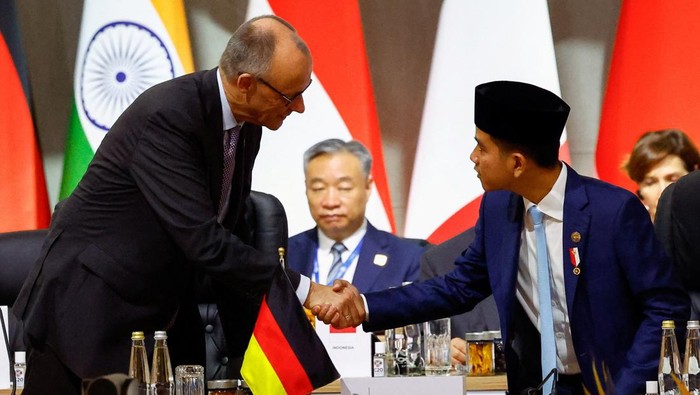 Potret Gibran di Antara Pemimpin Dunia KTT G20 Johannesburg Indonesia's Vice President Gibran Rakabuming Raka and German Chancellor Friedrich Merz shake hands, as they attend a plenary session on the opening day of the G20 leaders' Summit at the Nasrec Expo Centre in Johannesburg, South Africa, November 22, 2025. REUTERS/Thomas Mukoya/Pool