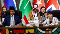 Wakil Presiden Indonesia Gibran Rakabuming Raka dan Perdana Menteri Jepang Sanae Takaichi menghadiri sesi pleno pada hari pembukaan KTT G20 di Nasrec Expo Centre, Johannesburg, Afrika Selatan, Sabtu (22/11/2025). Diskusi pleno berfokus pada ketahanan ekonomi kawasan. REUTERS/Thomas Mukoya