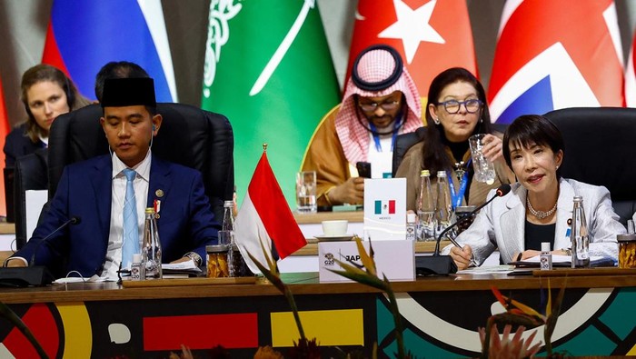 Potret Gibran di Antara Pemimpin Dunia KTT G20 Johannesburg Indonesia's Vice President Gibran Rakabuming Raka and Japan's Prime Minister Sanae Takaichi attend a plenary session on the opening day of the G20 leaders' Summit at the Nasrec Expo Centre in Johannesburg, South Africa, November 22, 2025. REUTERS/Thomas Mukoya/Pool