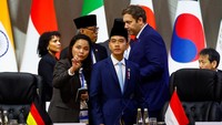 Wakil Presiden Indonesia Gibran Rakabuming Raka dan Menteri Keuangan sekaligus Wakil Kanselir Jerman Lars Klingbeil menghadiri sesi pleno pada hari pembukaan KTT G20 di Nasrec Expo Centre, Johannesburg, Afrika Selatan, Sabtu (22/11/2025). Pembahasan mereka mencakup isu pembiayaan pembangunan dan reformasi sistem keuangan global. REUTERS/Thomas Mukoya
