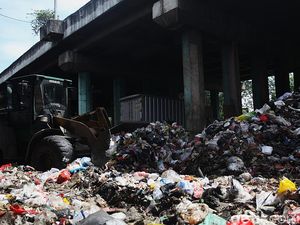Potret Gunungan Sampah di Kolong Tol Priok