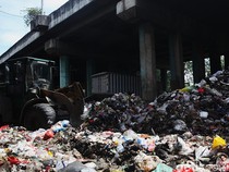 Potret Gunungan Sampah di Kolong Tol Priok
