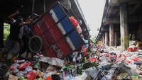 Warga sekitar mengeluhkan kehadiran TPS tersebut karena kenaikan volume sampah dari hari ke hari menyebabkan bau tak sedap dan kualitas lingkungan menurun.