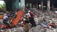 Kondisi lingkungan sekitar yang dekat permukiman, masjid, dan sekolah menambah urgensi penyelesaian penumpukan sampah tersebut.
