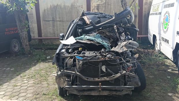 Potret mobil kurir ekstasi ringsek usai kecelakaan di Tol Lampung Potret mobil kurir ekstasi ringsek usai kecelakaan di Tol Lampung, Kamis (20/11/2025).
