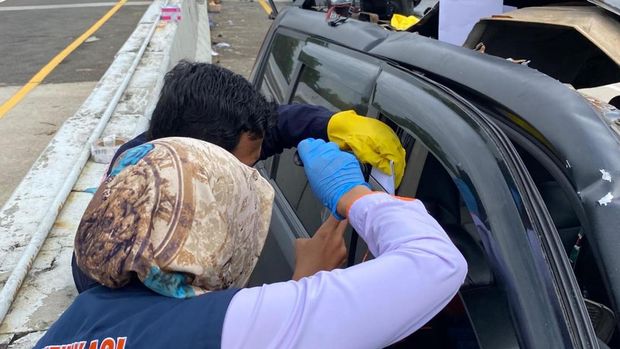 Potret mobil kurir ekstasi ringsek usai kecelakaan di Tol Lampung, Kamis (20/11/2025).