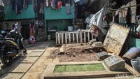 Kondisi ini membuat fungsi lahan berubah, akses antarmakam terhambat, dan kawasan TPU semakin sulit dirawat oleh petugas.