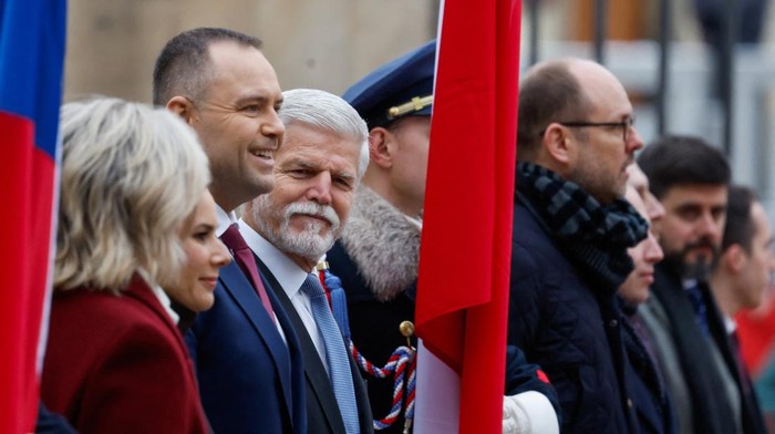 Kunjungan kenegaraan mewarnai Kastil Praha pada Senin, 24 November 2025, ketika Presiden Polandia Karol Nawrocki tiba di ibu kota Republik Ceko. Ia disambut langsung oleh Presiden Ceko Petr Pavel beserta istrinya, Eva Pavlova, dalam sebuah upacara resmi yang berlangsung khidmat. REUTERS/David W Cerny