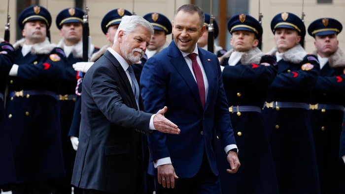 Kunjungan kenegaraan mewarnai Kastil Praha pada Senin, 24 November 2025, ketika Presiden Polandia Karol Nawrocki tiba di ibu kota Republik Ceko. Ia disambut langsung oleh Presiden Ceko Petr Pavel beserta istrinya, Eva Pavlova, dalam sebuah upacara resmi yang berlangsung khidmat. REUTERS/David W Cerny