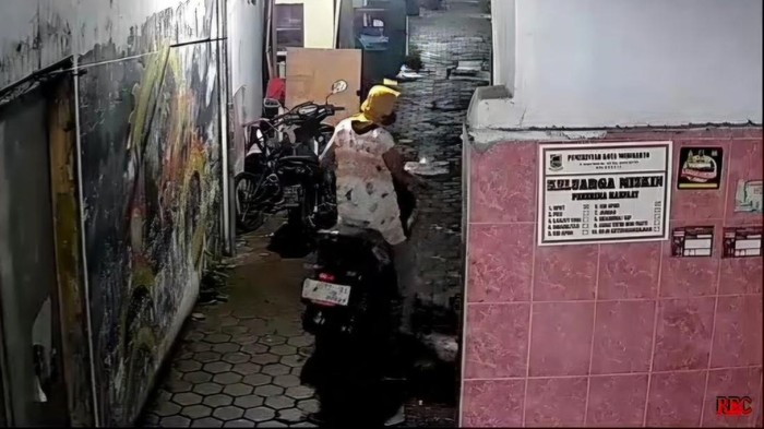 Pria pencuri motor yang menyamar jadi perempuan pakai daster dan berjilbab di Kota Mojokerto.