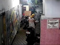 Pria Berdaster dan Berjilbab Terekam CCTV Curi Motor di Kota Mojokerto