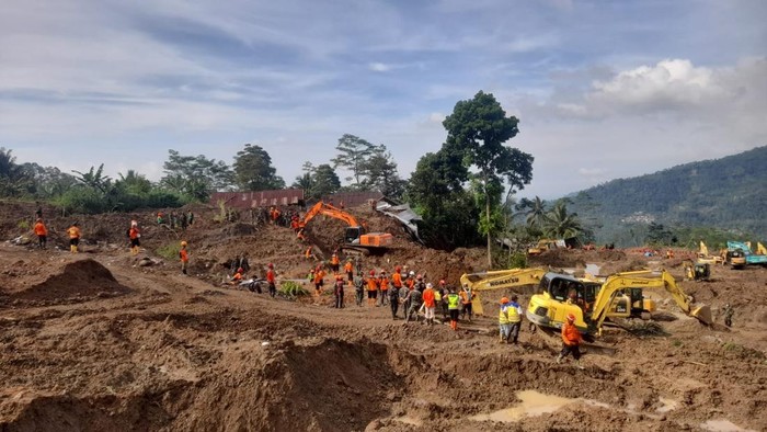 Proses pencarian korban longsor di Dusun Situkung, Desa Pandanarum, Kecamatan Pandanarum, Kabupaten Banjarnegara.