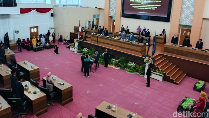 Prosesi pelantikan Rasidi sebagai anggota DPRD Lombok Tengah, Senin (24/11/2025).