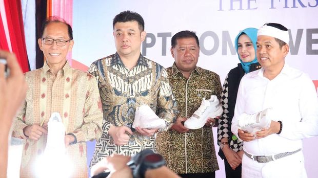 PT Home Well Indonesia, sebuah perusahaan manufaktur sepatu olahraga dan kasual yang beroperasi di Kawasan Industri Kertajati Industrial Estate Majalengka (KIEM), melepas ekspor perdananya ke Amerika Serikat, pada Jumat (14/11/2025). (Dok. beacukai)
