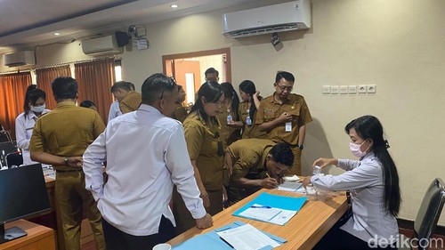 Puluhan pegawai BKPSDM Karangasem saat dites urine oleh BNNK Karangasem, Senin (24/11/2025).