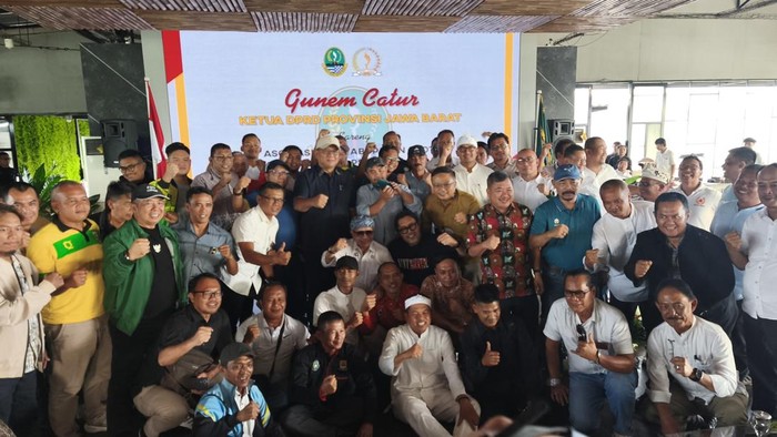 Rapat dengar pendapat soal sepak bola di Jabar.