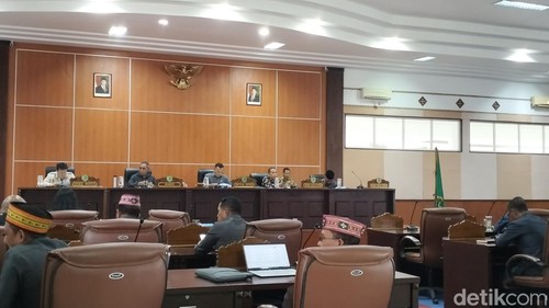 Rapat Paripurna DPRD Manggarai Barat, Senin (24/11/2025). (Ambrosius Ardin)