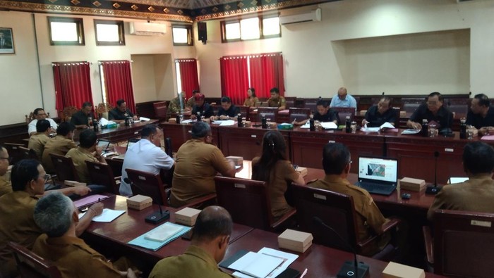 Rapat Pemkab Tabanan dengan Pasus VIII DPRD Tabanan perihal skema baru pengelolaan DTW Tanah Lot. Pertemuan digelar di Ruang Rapat DPRD Tabanan, Senin (24/11/2025). (Foto: Krisna Pradipta/detikBali)