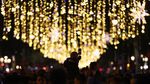 Ribuan Warga Saksikan Penyalaan Lampu Natal di Barcelona