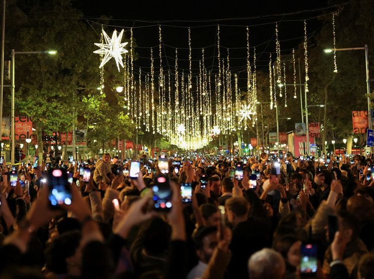 Ribuan Warga Saksikan Penyalaan Lampu Natal di Barcelona