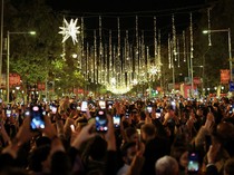 Ribuan Warga Saksikan Penyalaan Lampu Natal di Barcelona