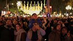 Ribuan Warga Saksikan Penyalaan Lampu Natal di Barcelona