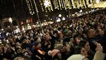 Ribuan Warga Saksikan Penyalaan Lampu Natal di Barcelona
