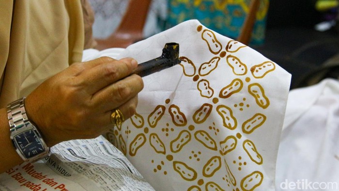 Pengrajin menyelesaikan kain batik di Rumah Batik Setu, Tangerang Selatan, Banten, Senin (24/11/2025).