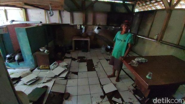 Rumah di Desa Ciharalang, Kecamatan Cijeungjing, Kabupaten Ciamis, rusak terdampak pergerakan tanah.