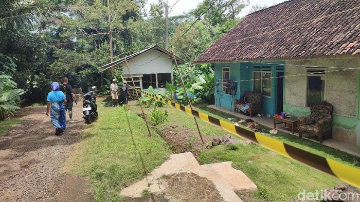 Rumah di Desa Ciharalang, Kecamatan Cijeungjing, Kabupaten Ciamis, rusak terdampak pergerakan tanah.