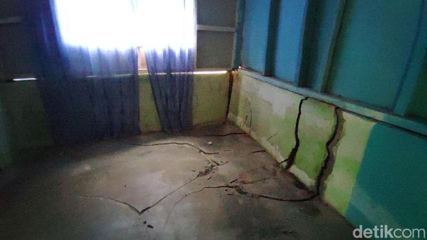 Rumah di Desa Ciharalang, Kecamatan Cijeungjing, Kabupaten Ciamis, rusak terdampak pergerakan tanah.