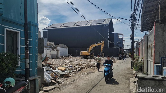 Rumah mewah milik anggota Dewan Perwakilan Rakyat (DPR) RI nonaktif Ahmad Sahroni telah dibongkar. Rumah mewah yang sempat digeruduk massa kini sudah rata dengan tanah, Senin (24/11/2025).