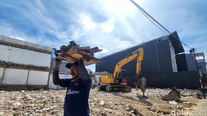Rumah mewah milik anggota Dewan Perwakilan Rakyat (DPR) RI nonaktif Ahmad Sahroni telah dibongkar. Rumah mewah yang sempat digeruduk massa kini sudah rata dengan tanah, Senin (24/11/2025).