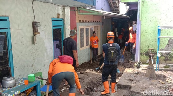 Rumah warga terdampak longsoran trotoar jembatan Brantas