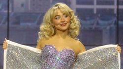 Pose Ikonik Buka Handuk Sabrina Carpenter di Konser Short n Sweet