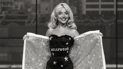 Pose Ikonik Buka Handuk Sabrina Carpenter di Konser Short n Sweet