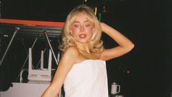Pose Ikonik Buka Handuk Sabrina Carpenter di Konser Short n Sweet