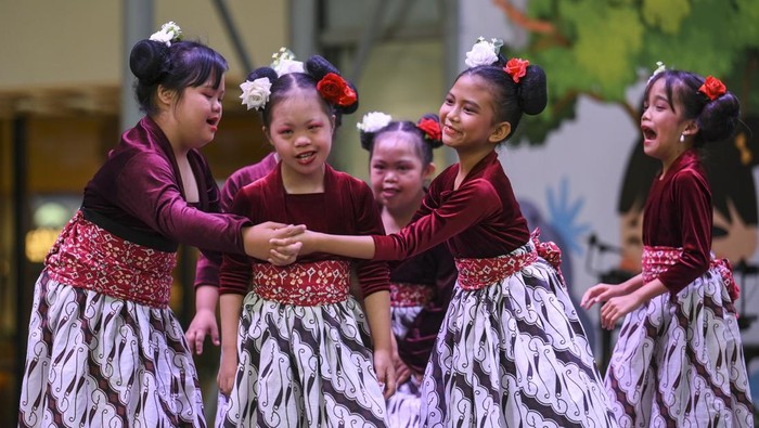 Sejumlah anak penyandang disabilitas tampil pada acara Sahabat Istimewa in Action 2025 di Jakarta, Minggu (23/11/2025). Dalam rangka memperingati Hari Disabilitas International, Belantara Budaya Indonesia menyelenggarakan Sahabat Istimewa in Action yang menampilkan pertunjukan bakat bagi anak-anak difabel sebagai bentuk apresiasi terhadap semangat dan pencapaian penyandang disabilitas. ANTARA FOTO/Hafidz Mubarak A/bar