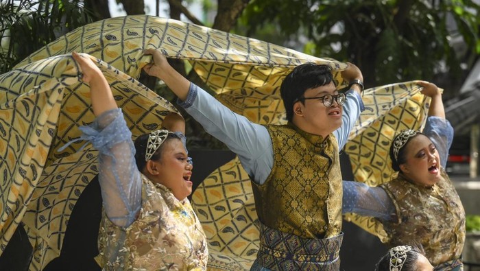 Sejumlah anak penyandang disabilitas tampil pada acara Sahabat Istimewa in Action 2025 di Jakarta, Minggu (23/11/2025). Dalam rangka memperingati Hari Disabilitas International, Belantara Budaya Indonesia menyelenggarakan Sahabat Istimewa in Action yang menampilkan pertunjukan bakat bagi anak-anak difabel sebagai bentuk apresiasi terhadap semangat dan pencapaian penyandang disabilitas. ANTARA FOTO/Hafidz Mubarak A/bar