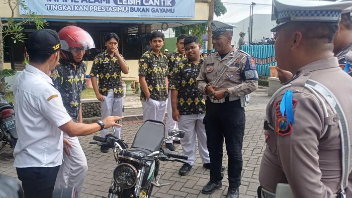 Satlantas Polres Pasuruan sosialisasi di SMA N 1 Pandaan