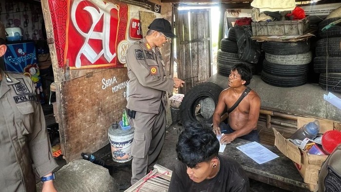 Satpol PP Karawang sedang melakukan sosialisasi jelang penertiban bangli di Interchange Karawang Barat
