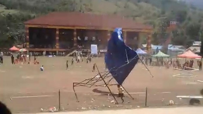 Sebuah tenda terbang nyaris menghantam bocah di Enrekang imbas angin puting beliung.