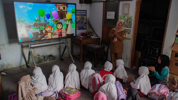 Sekolah Terdampak Erupsi Semeru Berjuang Pulihkan Proses Belajar