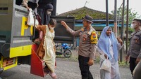 Siswa berangkat sekolah menggunakan kendaraan polisi di SD Negeri 01 Supiturang, Pronojiwo, Lumajang, Jawa Timur, Senin (24/11/2025). ANTARA FOTO/Irfan Sumanjaya
